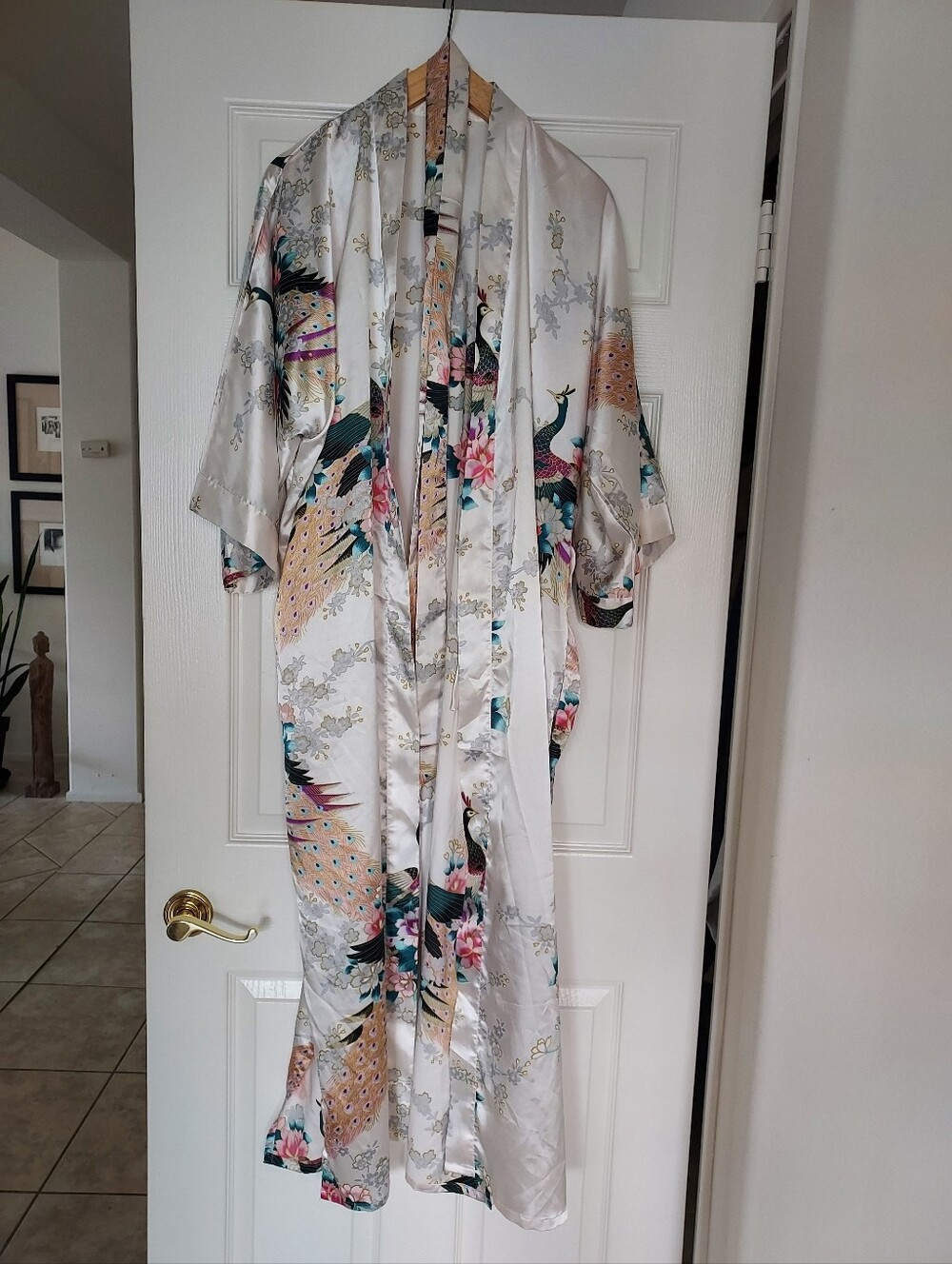 Kim + Ono Silk-Feel Peacock Print Kimono Robe in White , Beautiful, No Flaws